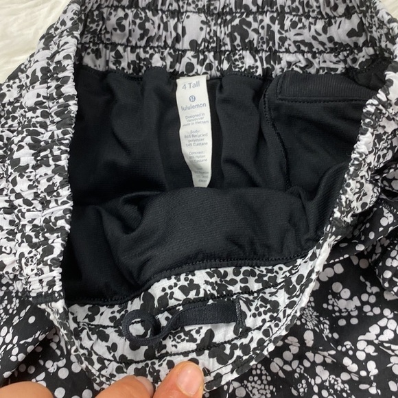 Lululemon Hotty Hot Short II *Long 4" Chirasu Black / Chirakasu Alpine White - Picture 2 of 5